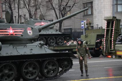 Москва. Танк Т-34-85 во время проезда военной техники по Тверской улице перед репетицией парада на Красной площади, посвященного 72-й годовщине Победы в Великой Отечественной войне.