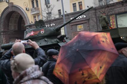 Москва.  Танк Т-34-85  во время проезда военной техники по Тверской улице перед репетицией парада на Красной площади, посвященного 72-й годовщине Победы в Великой Отечественной войне.