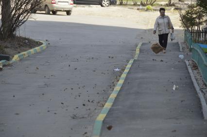 Тула. Женщина на одной из улиц города во время сильного ветра.