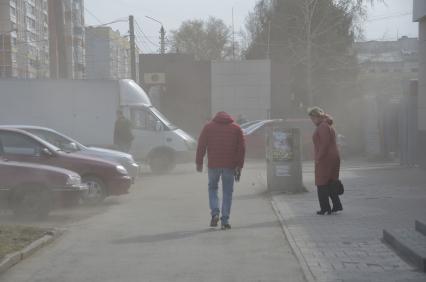 Тула. Прохожие на одной из улиц города во время сильного ветра.