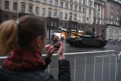 Москва.  Танк  Т-72Б3   во время проезда военной техники по Тверской улице перед репетицией  парада на Красной площади, посвященного 72-й годовщине Победы в Великой Отечественной войне.