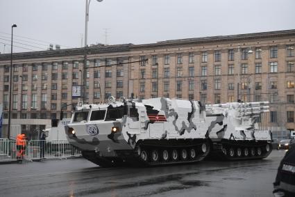 Москва. Зенитно-ракетный комплекс `Панцирь-СА`на базе вездехода ДТ-30  во время проезда военной техники по Тверской улице перед репетицией  парада на Красной площади, посвященного 72-й годовщине Победы в Великой Отечественной войне.