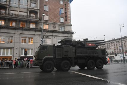 Москва.   ЗРПК `Панцирь-С`  во время проезда военной техники по Тверской улице перед репетицией  парада на Красной площади, посвященного 72-й годовщине Победы в Великой Отечественной войне.