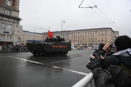 Москва.  БМП `Курганец-25` во время проезда военной техники по Тверской улице перед репетицией  парада на Красной площади, посвященного 72-й годовщине Победы в Великой Отечественной войне.