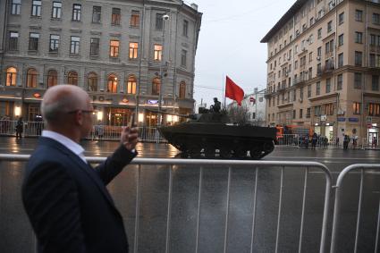 Москва.  Боевая машина десанта БМД-4 во время проезда военной техники по Тверской улице перед репетицией  парада на Красной площади, посвященного 72-й годовщине Победы в Великой Отечественной войне.