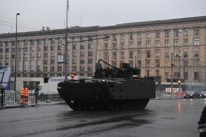 Москва.  БМП `Курганец-25` во время проезда военной техники по Тверской улице перед репетицией  парада на Красной площади, посвященного 72-й годовщине Победы в Великой Отечественной войне.