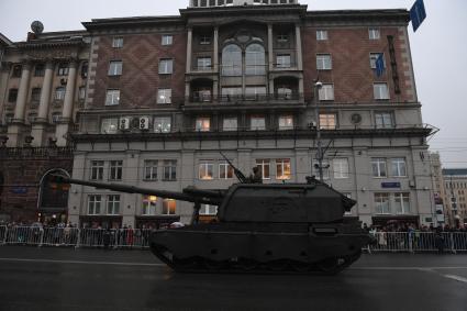 Москва.  Гаубица `Коалиция-СВ` во время проезда военной техники по Тверской улице перед репетицией  парада на Красной площади, посвященного 72-й годовщине Победы в Великой Отечественной войне.