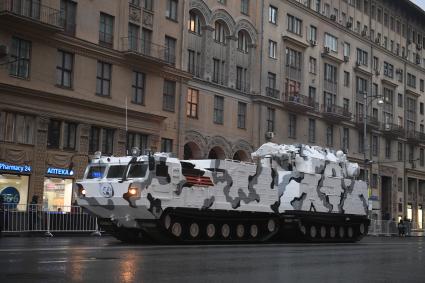 Москва. Зенитно-ракетный комплекс `Тор М2`на базе вездехода ДТ-30  во время проезда военной техники по Тверской улице перед репетицией  парада на Красной площади, посвященного 72-й годовщине Победы в Великой Отечественной войне.