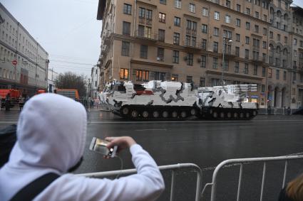 Москва. Зенитно-ракетный комплекс `Панцирь-СА`на базе вездехода ДТ-30  во время проезда военной техники по Тверской улице перед репетицией  парада на Красной площади, посвященного 72-й годовщине Победы в Великой Отечественной войне.