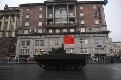 Москва.  Боевая машина десанта БМД-4 во время проезда военной техники по Тверской улице перед репетицией  парада на Красной площади, посвященного 72-й годовщине Победы в Великой Отечественной войне.