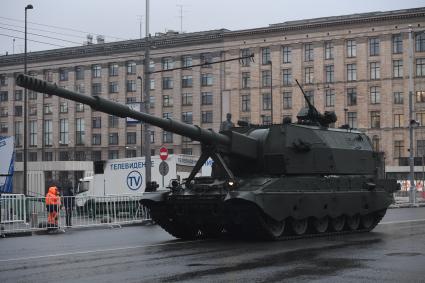 Москва.  Гаубица `Коалиция-СВ` во время проезда военной техники по Тверской улице перед репетицией  парада на Красной площади, посвященного 72-й годовщине Победы в Великой Отечественной войне.