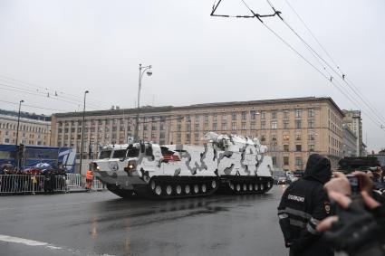 Москва. Зенитно-ракетный комплекс `Тор М2`на базе вездехода ДТ-30  во время проезда военной техники по Тверской улице перед репетицией  парада на Красной площади, посвященного 72-й годовщине Победы в Великой Отечественной войне.