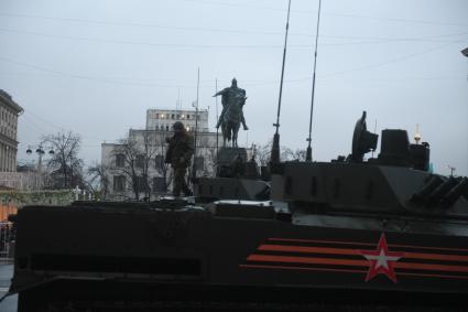 Москва.  Боевая машина десанта БМД-4 М  во время проезда военной техники по Тверской улице перед репетицией  парада на Красной площади, посвященного 72-й годовщине Победы в Великой Отечественной войне.
