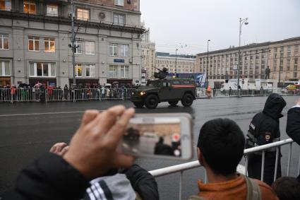 Москва.  Бронемашина `Тигр-М`  во время проезда военной техники по Тверской улице перед репетицией  парада на Красной площади, посвященного 72-й годовщине Победы в Великой Отечественной войне.