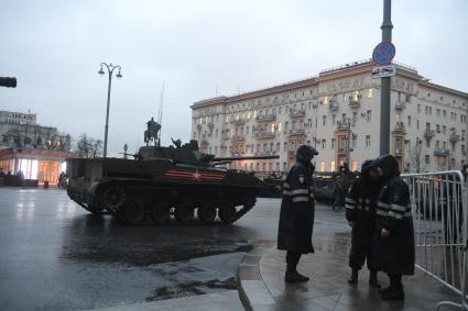 Москва.  Боевая машина десанта БМД-4 М  во время проезда военной техники по Тверской улице перед репетицией  парада на Красной площади, посвященного 72-й годовщине Победы в Великой Отечественной войне.