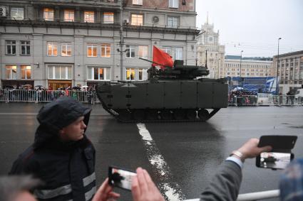 Москва.  БМП `Курганец-25` во время проезда военной техники по Тверской улице перед репетицией  парада на Красной площади, посвященного 72-й годовщине Победы в Великой Отечественной войне.