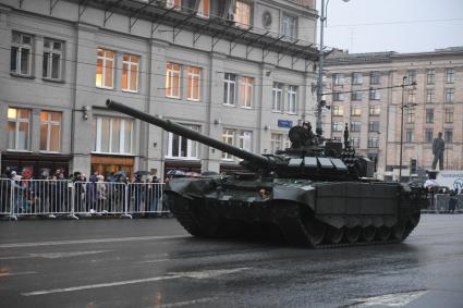 Москва. Танк Т-72Б3 во время проезда военной техники по Тверской улице перед репетицией парада на Красной площади, посвященного 72-й годовщине Победы в Великой Отечественной войне.