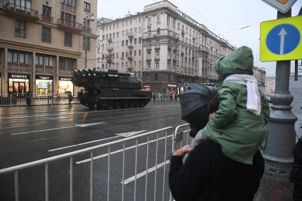 Москва. Войсковой ракетно-зенитный комплекс `Бук- М2` во время проезда военной техники по Тверской улице перед репетицией парада на Красной площади, посвященного 72-й годовщине Победы в Великой Отечественной войне.