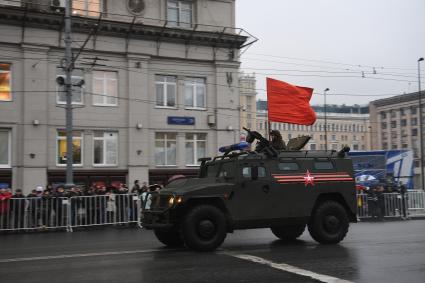 Москва. Бронемашина `Тигр-М` во время проезда военной техники по Тверской улице перед репетицией парада на Красной площади, посвященного 72-й годовщине Победы в Великой Отечественной войне.