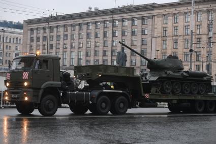 Москва. Танк Т-34-85 на платформе КАМАЗа во время проезда военной техники по Тверской улице перед репетицией парада на Красной площади, посвященного 72-й годовщине Победы в Великой Отечественной войне.