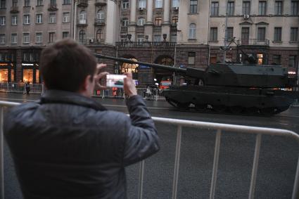 Москва. Гаубица `Коалиция-СВ` во время проезда военной техники по Тверской улице перед репетицией парада на Красной площади, посвященного 72-й годовщине Победы в Великой Отечественной войне.