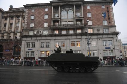 Москва. Десантный бронетранспортер БТР-МДМ `Ракушка` во время проезда военной техники по Тверской улице перед репетицией парада на Красной площади, посвященного 72-й годовщине Победы в Великой Отечественной войне.