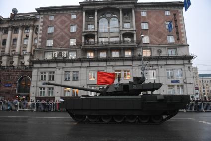 Москва. Танк Т-14 `Армата` во время проезда военной техники по Тверской улице перед репетицией парада на Красной площади, посвященного 72-й годовщине Победы в Великой Отечественной войне.