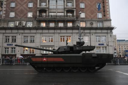 Москва. Танк Т-14 `Армата` во время проезда военной техники по Тверской улице перед репетицией парада на Красной площади, посвященного 72-й годовщине Победы в Великой Отечественной войне.