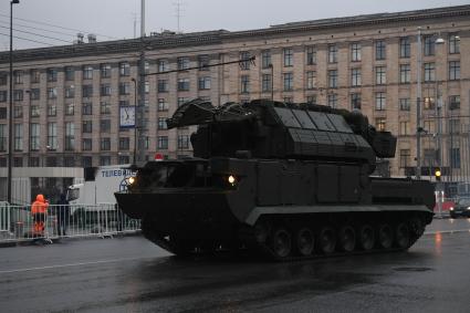 Москва. Зенитный ракетный комплекс `ТОР-М2У` во время проезда военной техники по Тверской улице перед репетицией парада на Красной площади, посвященного 72-й годовщине Победы в Великой Отечественной войне.