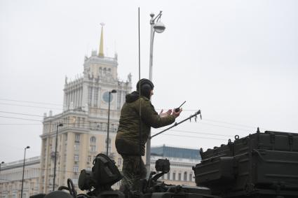 Москва. Военнослужащий руководит проездом военной техники по Тверской улице перед репетицией парада на Красной площади, посвященного 72-й годовщине Победы в Великой Отечественной войне.