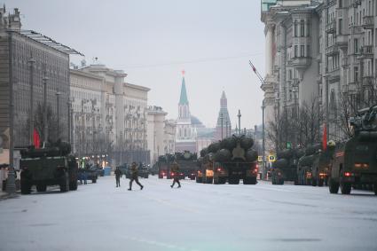Москва. Проезд военной техники по Тверской улице перед репетицией парада на Красной площади, посвященного 72-й годовщине Победы в Великой Отечественной войне.