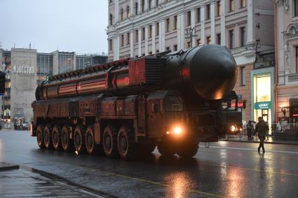Москва. Ракетный комплекс `Ярс ` во время проезда военной техники по Тверской улице перед репетицией парада на Красной площади, посвященного 72-й годовщине Победы в Великой Отечественной войне.