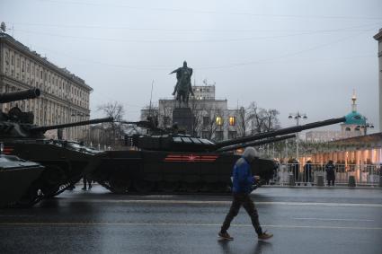 Москва. Танк Т-72 БЗ во время проезда военной техники по Тверской улице перед репетицией парада на Красной площади, посвященного 72-й годовщине Победы в Великой Отечественной войне.
