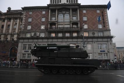 Москва.  Войсковой ракетно-зенитный комплекс `Бук- М2` во время проезда военной техники по Тверской улице перед репетицией  парада на Красной площади, посвященного 72-й годовщине Победы в Великой Отечественной войне.