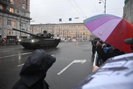 Москва.  Танк Т-14 `Армата` во время проезда военной техники по Тверской улице перед репетицией  парада на Красной площади, посвященного 72-й годовщине Победы в Великой Отечественной войне.