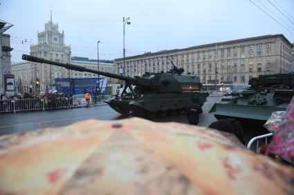 Москва.   Гаубица `Коалиция-СВ` во время проезда военной техники по Тверской улице перед репетицией  парада на Красной площади, посвященного 72-й годовщине Победы в Великой Отечественной войне.