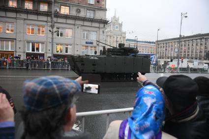 Москва. БМП `Курганец-25` во время проезда военной техники по Тверской улице перед репетицией  парада на Красной площади, посвященного 72-й годовщине Победы в Великой  Отечественной войне.