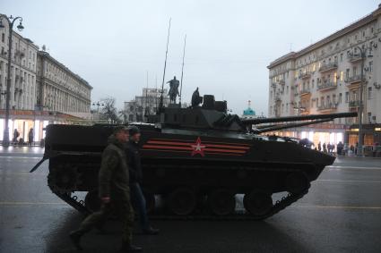 Москва.  Боевая машина десанта БМД-4 М  во время проезда военной техники по Тверской улице перед репетицией  парада на Красной площади, посвященного 72-й годовщине Победы в Великой Отечественной войне.
