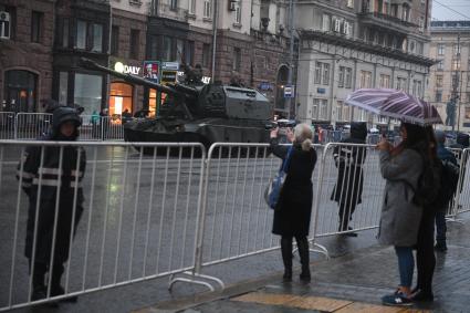 Москва.   Гаубица `Коалиция-СВ`  во время проезда военной техники по Тверской улице перед репетицией  парада на Красной площади, посвященного 72-й годовщине Победы в Великой Отечественной войне.