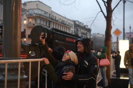 Москва. Девушка фотографирует проезд военной техники по Тверской улице перед репетицией  парада на Красной площади, посвященного 72-й годовщине Победы в Великой Отечественной войне.