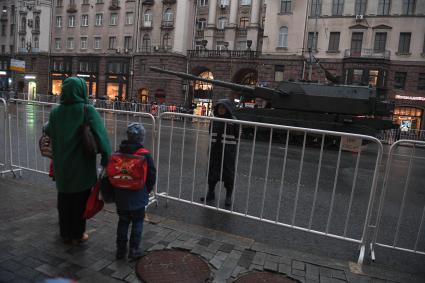 Москва.   Гаубица `Коалиция-СВ`  во время проезда военной техники по Тверской улице перед репетицией  парада на Красной площади, посвященного 72-й годовщине Победы в Великой Отечественной войне.