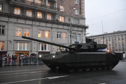 Москва.  Танк Т-14 `Армата` во время проезда военной техники по Тверской улице перед репетицией  парада на Красной площади, посвященного 72-й годовщине Победы в Великой Отечественной войне.