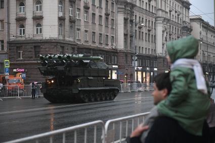 Москва.  Войсковой ракетно-зенитный комплекс `Бук- М2` во время проезда военной техники по Тверской улице перед репетицией  парада на Красной площади, посвященного 72-й годовщине Победы в Великой Отечественной войне.