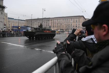 Москва.  БМП-3  во время проезда военной техники по Тверской улице перед репетицией  парада на Красной площади, посвященного 72-й годовщине Победы в Великой Отечественной войне.