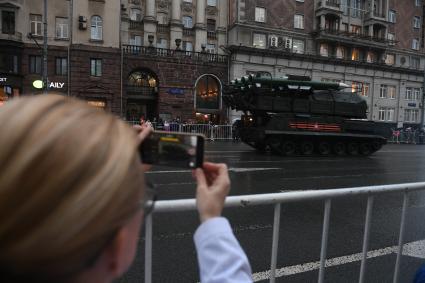 Москва.  Войсковой ракетно-зенитный комплекс `Бук- М2` во время проезда военной техники по Тверской улице перед репетицией  парада на Красной площади, посвященного 72-й годовщине Победы в Великой Отечественной войне.