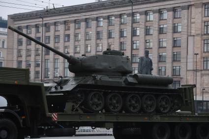 Москва.  Танк  Т-34-85 на платформе КАМАЗа  во время проезда военной техники по Тверской улице перед репетицией  парада на Красной площади, посвященного 72-й годовщине Победы в Великой Отечественной войне.