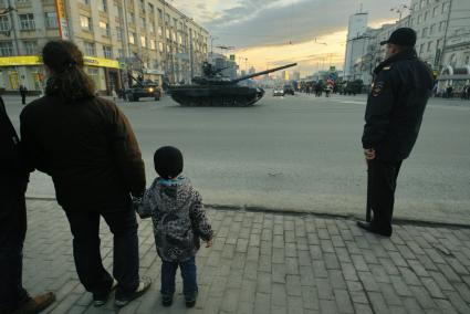 Екатеринбург. Горожане наблюдают как военная техника едет по проспекту Ленина для участия в репетиции парада к Дню Победы