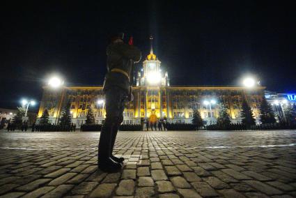 Екатеринбург.Военнослужащий роты почетного караула напротив здания администрации города Екатеринбурга, во время репетиции парада к дню победы