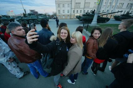 Екатеринбург.Девушки фотографируются на фоне военной техникой, перед началом репетиции парада к дню победы