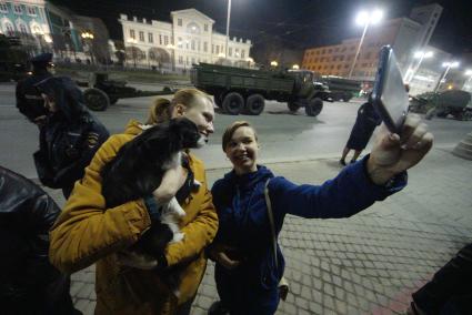 Екатеринбург. Девушки с собачкой фотографируются на фоне военной техники перед началом  репетиции парада к дню победы